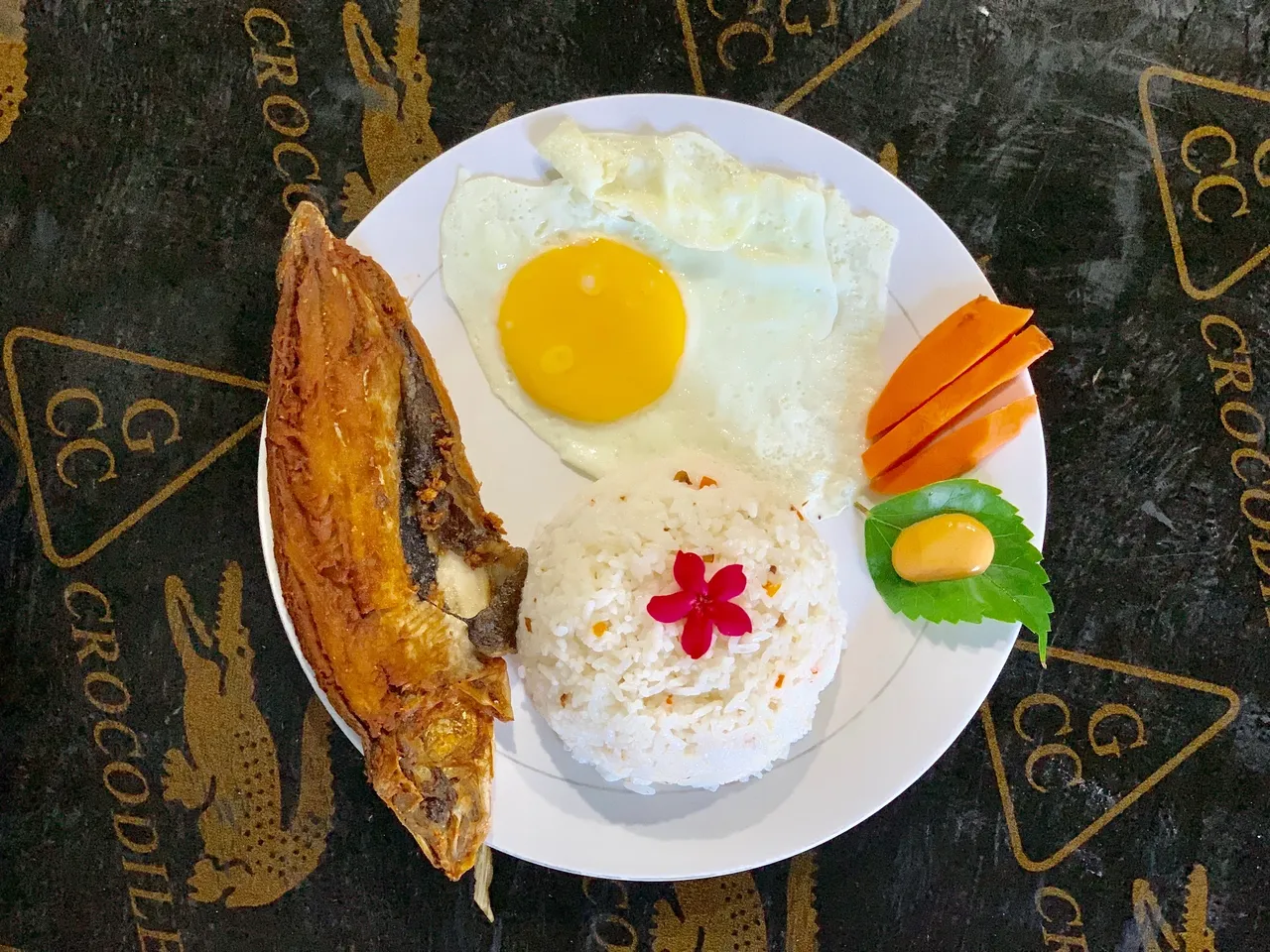 A plate of food with rice, an egg and some vegetables.